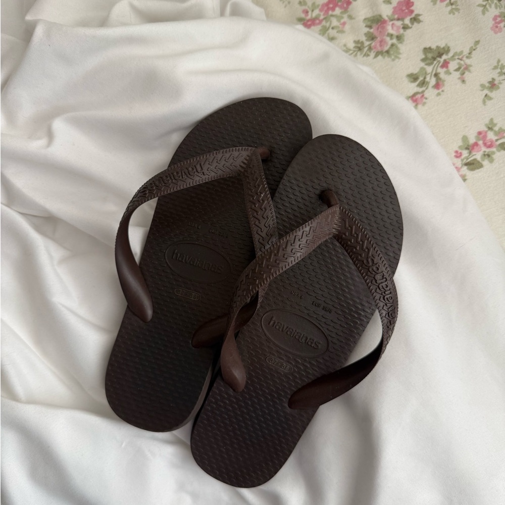 Havaianas Flip Flops in Dark Brown